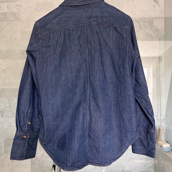 EUC- women’s Frame Denim 100% cotton Italian long sleeved button down shirt. - Picture 4 of 6